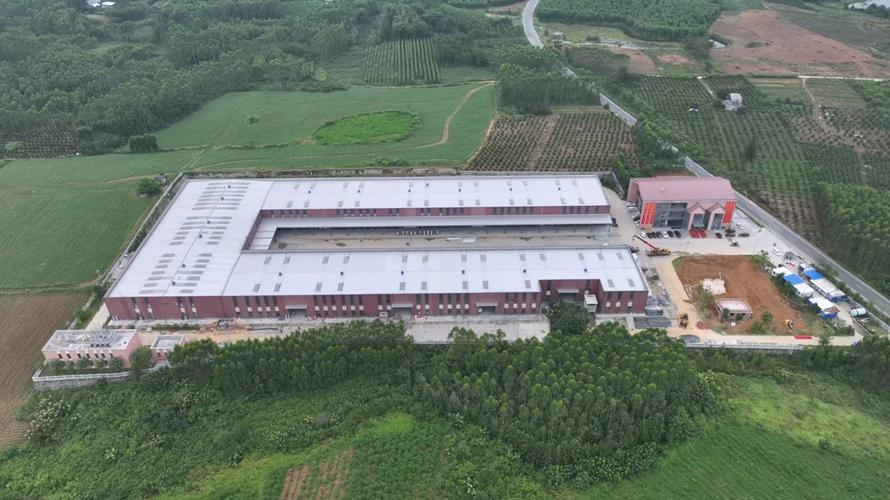 工厂化栽培产业园里的“智慧大脑” 技术人员熊忠良与食用菌栽培技术研究